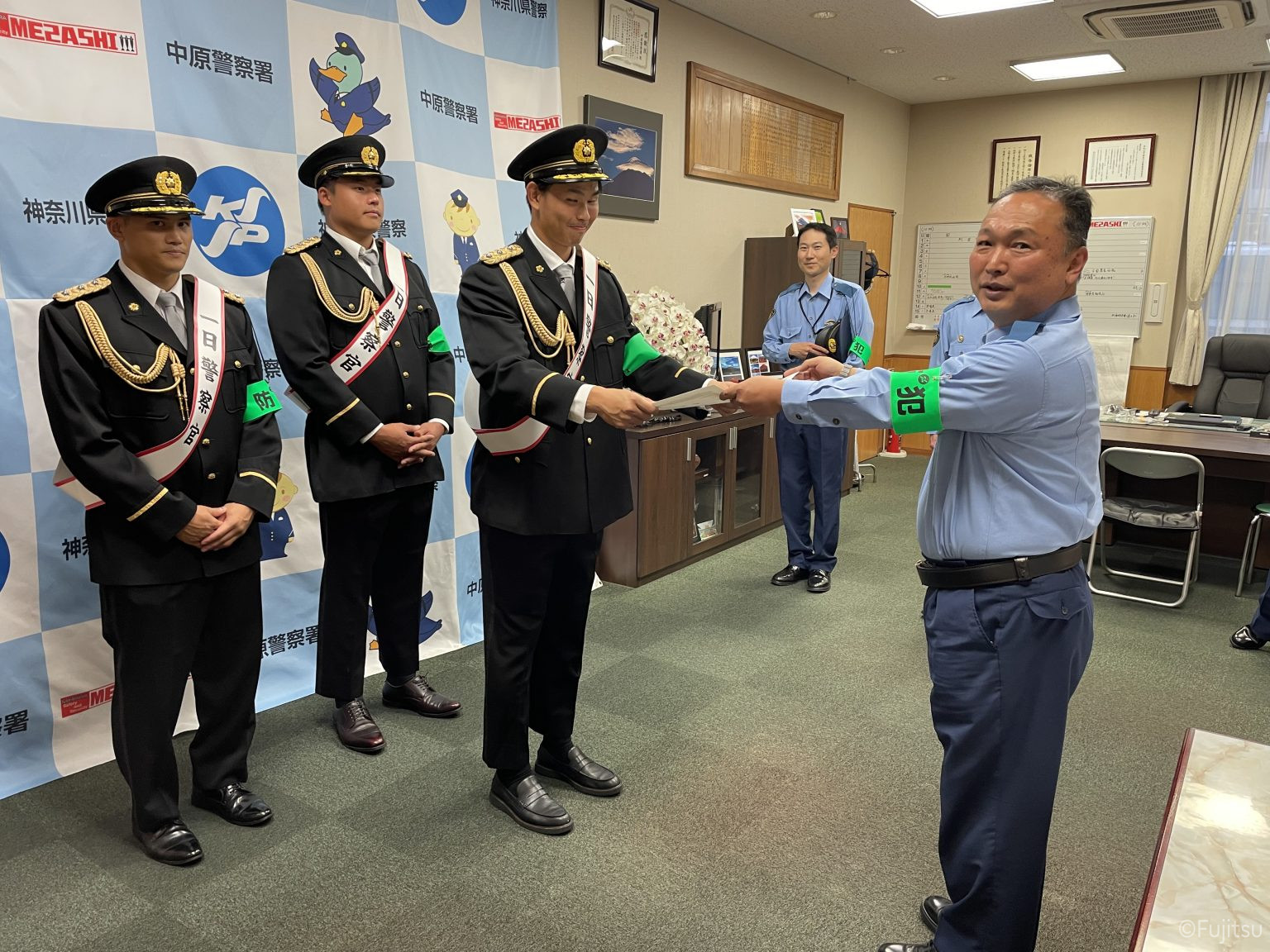 フロンティアーズの3選手が、中原警察署1日警察官の任務を遂行しました。 フロンティア―ズ Fujitsu Sports 富士通